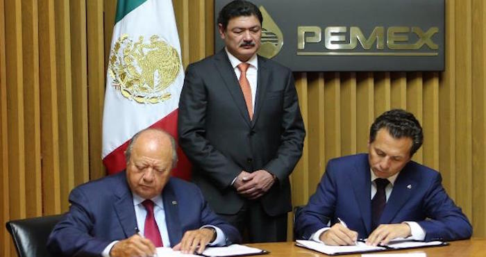 El Secretario general del STPRM, Carlos Romero Deschamps y el Secretario general de Pemex, Emilio Lozoya, en la firma del documento. Foto: Pemex.