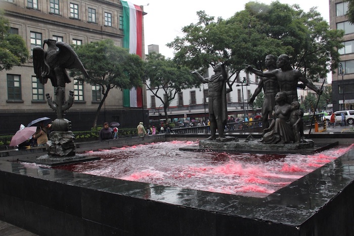 Diversas fuentes de parques de la Ciudad de México fueron teñidas de color rojo en protesta por la desaparición de los normalistas.  Foto: Luis Barrón, SinEmbargo