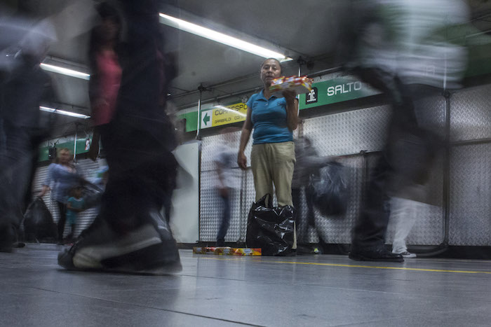 Cientos de personas se dedican al comercio informal en las instalaciones del Metro. Foto: Cuartoscuro