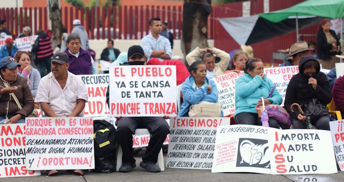 Derechohabientes rechazan una posible privatización del IMSS. Foto: Francisco Cañedo, SinEmbargo