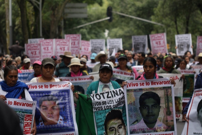 La movilización por los normalistas estuvo acompañado de consignas en contra de las autoridades. Foto: Francisco Cañedo, SinEmbargo