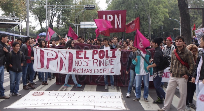 Estudiantes del IPN se unieron a la marcha para exigir justicia por los 43. Foto: Francisco Cañedo, SinEmbargo 