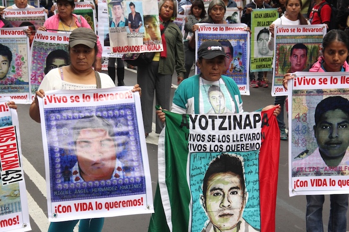 2015. Los padres de los 43 estudiantes víctimas de desaparición forzada encabezaron la marcha del 26 de septiembre. Foto: Luis Barrón, SinEmbargo