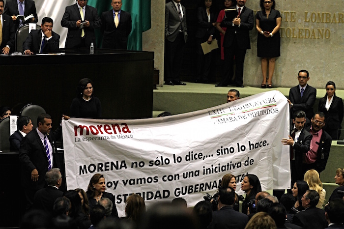 Legisladores de Morena sacaron una manta en la que anuncian que irán por una Ley de Austeridad. Foto: Luis Barrón, SinEmbargo 