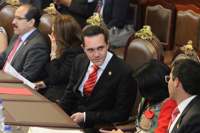 Adrián Rubalcava, Diputado del PRI, durante el Tercer Informe de Miguel Ángel Mancera en la ALDF. Foto: Luis Barrón, SinEmbargo