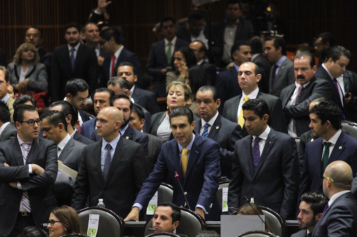 Legisladores del PRI y del PAN discuten tras la propuesta del legislador Miguel Angel Yunes Linares de designar el 26 de septiembre como día nacional contra la desaparición forzada en México. Foto: Luis Barrón, SinEmbargo.