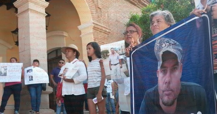 En Sinaloa marcharon este tarde para exigir a las autoridades encontrar a sus familiares. Foto: Noroeste