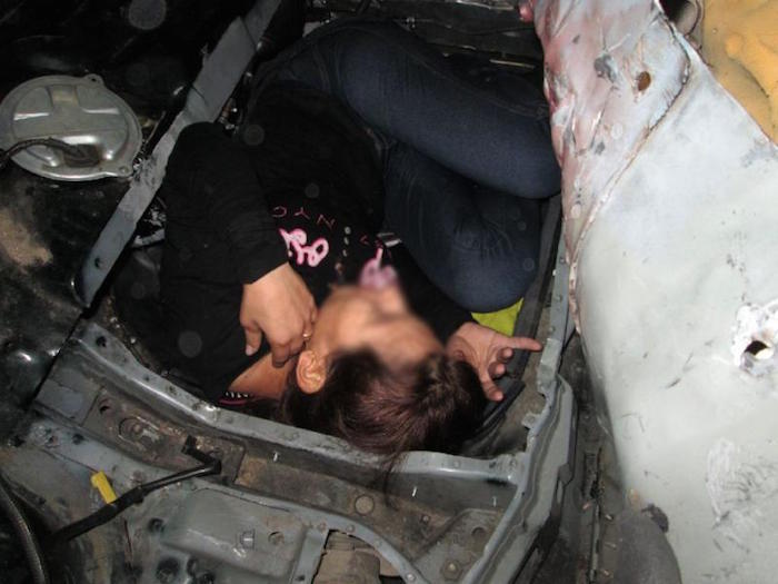 La mujer se escondía en el compartimento para ingresar sin documentos a la Unión Americana. Foto: Especial.