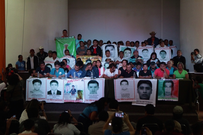 Los padres de los 43 normalistas exigen la reestructuración de la investigación. Foto: Francisco Cañedo, SinEmbargo.