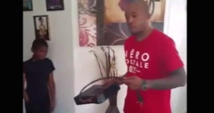 Padre destruye xbox de su hijo por robar. Foto: Captura de pantalla.