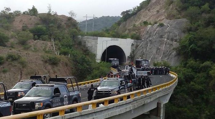 Policías impidieron el paso a los autobuses en los que se dirigían a Chilpancingo. Foto: Twitter vía @nereidacatalan.