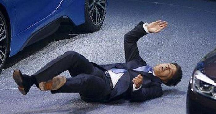El presidente de BMW cae al suelo. Foto: Captura de pantalla