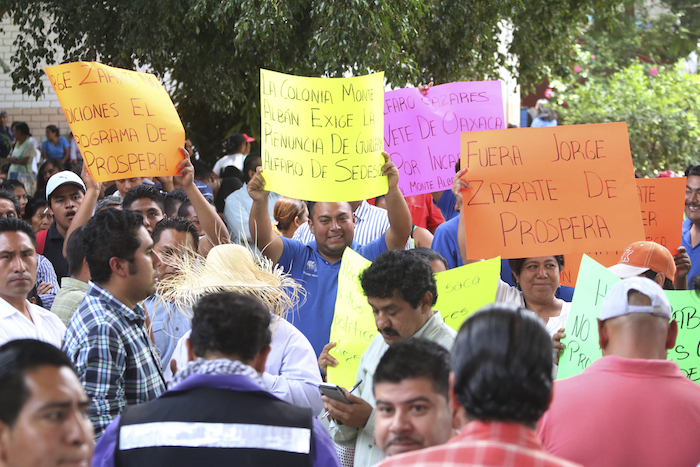 Un julio, un grupo de manifestantes de Oaxaca se quejó del delegado de Prospera y del director de Liconsa, quienes, dijeron, están más ocupados en hacer campaña que en brindar apoyo. Foto: Cuartoscuro