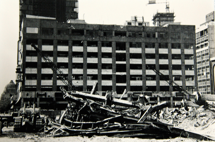 Escombros de edificio del Hotel Regis, que se ubicaba frente a la Alameda Central.: Notimex.
