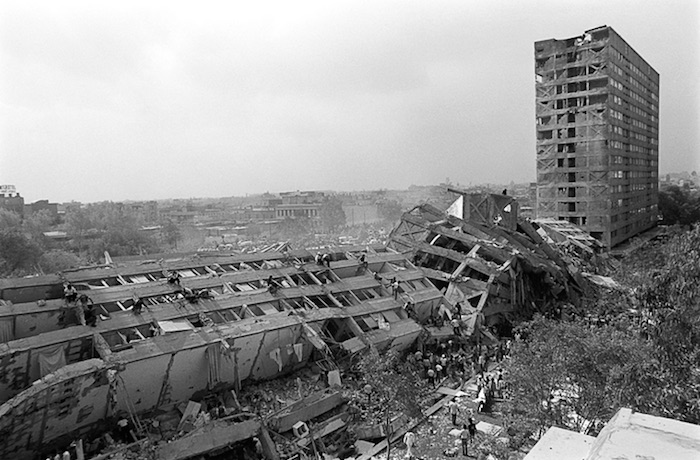 Una de las zonas más castigadas por los sismos de 1985 fue Tlatelolco, el  derrumbe del Edificio Nuevo León en los minutos subsecuentes al evento.   se colapsaron completamente, correspondiendo a las entradas C, D, E y F, quedando inmediatamente destruidos un total de 192 departamentos con todos los habitantes que en ese momento se encontraban dentro de ellos; la primera sección quedó en pie, pero con la mayor parte de sus columnas de sosten fracturadas por lo que tuvo que se inmediatamente evacuado y posteriormente fue demolido.  Foto: Marco Antonio Cruz, Cuartoscuro