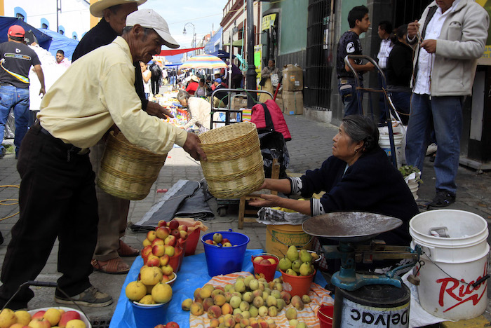 Tianguis Las frutas se recogían antes de forma más artesanal y tenían un tiempo de llegada a la mesa más corto. Foto: Cuartoscuro