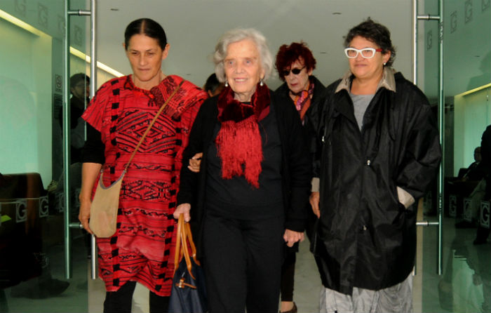 Elena Poniatowska, Jesusa y Marcela Rodríguez y Mara La Madrid (viuda de Juan Gelman) despiden al amigo. Foto: CONACULTA