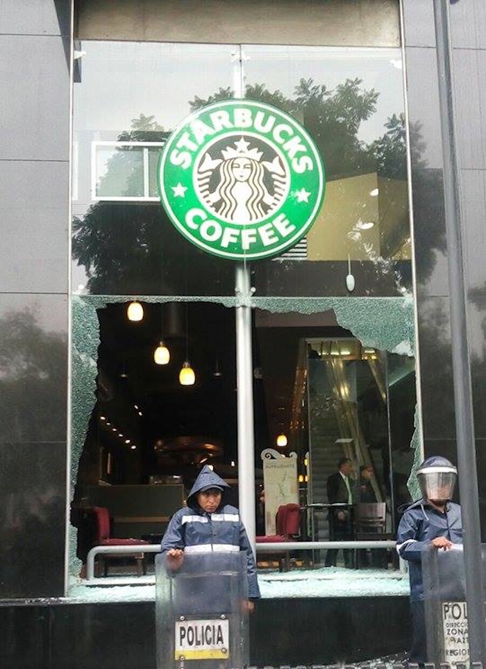 Los encapuchados hicieron pintas en algunos locales que encontraron a su paso como el Starbucks. Foto: Paola Ramos, SinEmbargo