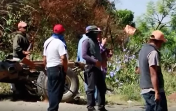 Integrantes del Movimiento de autodefensa Adrian Castrejon (MAAC) en Apaxtla, Guerrero, durante uno de sus operativos. Foto: Captura de pantalla