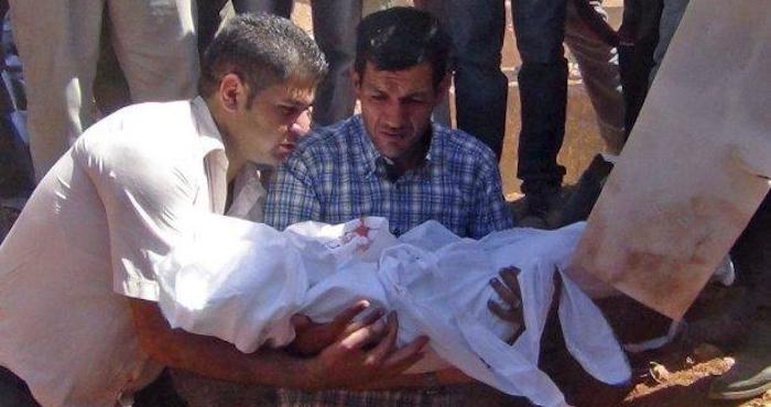 Abdulá Kurdi, padre de Aylan Kurdi, durante el entierro de su hijo en Kobani. Foto: EFE