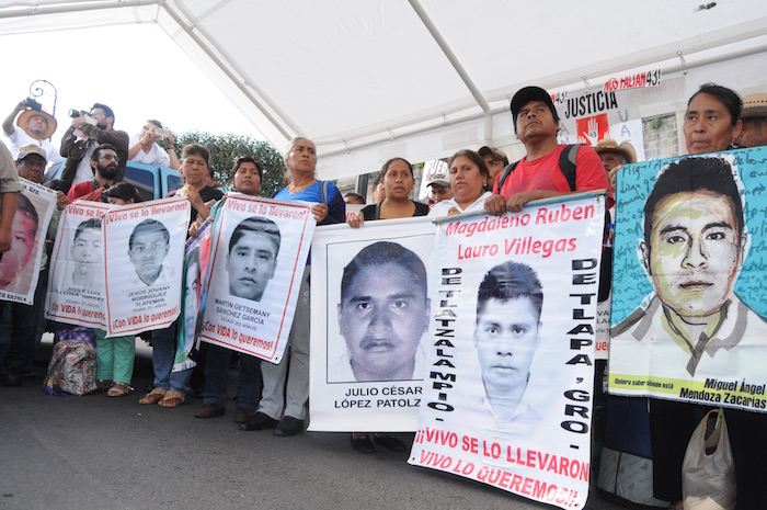 Los padres de los 43 normalistas ya se encuentran en el Zócalo capitalino para iniciar con la jornada por Ayotzinapa. Foto: Francisco Cañedo, SinEmbargo