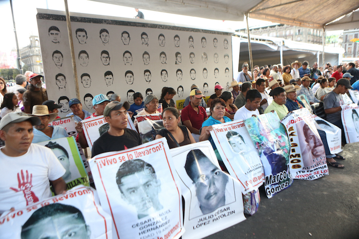 Los padres de los 43 iniciaron la tarde de este miércoles en el Zócalo capitalino un ayuno de 43 horas. Foto: Francisco Cañedo, SinEmbargo