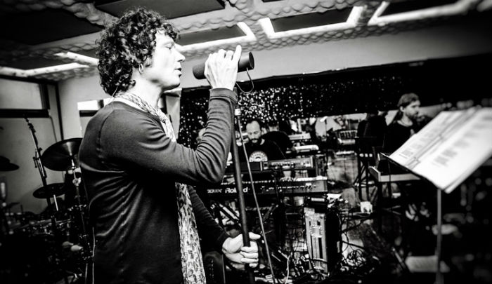 Enrique, en el ensayo del Unplugged. Imagen tomada de la página oficial de MTVla