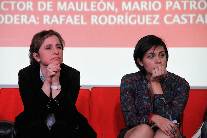 Las periodistas Carmen Aristegui y Mónica Ocampo durante la presentación del libro “La Travesía de las Tortugas”. Foto: Luis Barrón, SinEmbargo