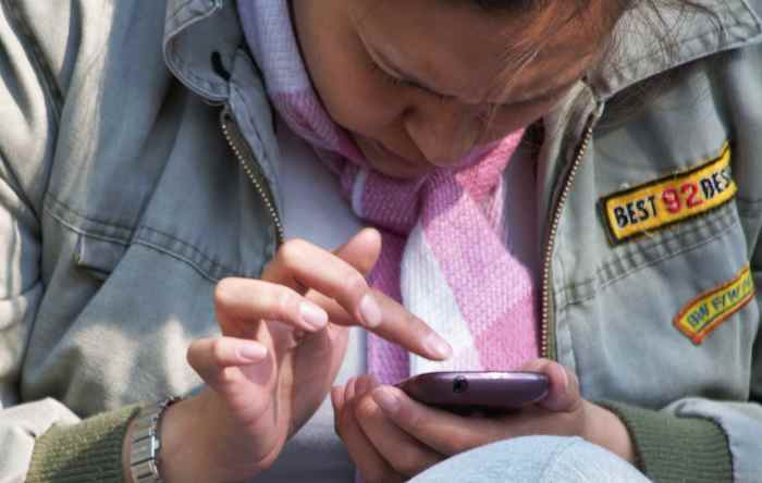 Especialistas coinciden en que la postura adoptada al enviar mensajes de texto es perjudicial para la espalda. Foto: Cuartoscuro