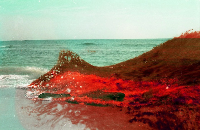 Las fotografías retratan la contaminación y además son sometidas al mismo proceso. Foto: Brandon Seidler