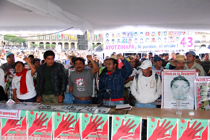 Los padres de los 43 durante la conferencia que ofrecieron esta tarde en el Zócalo capitalino. Foto: Luis Barrón, SinEmbargo 