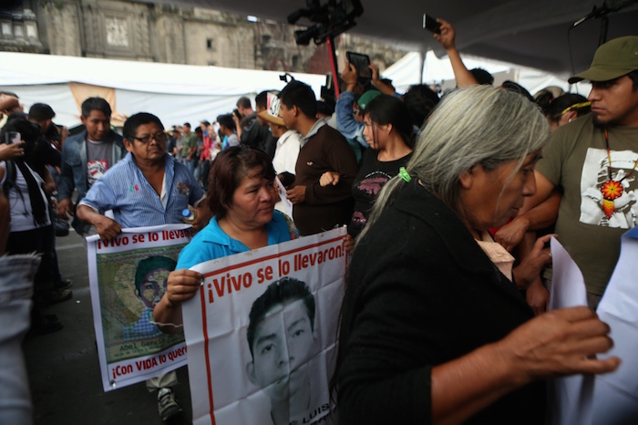 Los padres de los 43 volvieron esta tarde al Zócalo capitalino donde continuarán con el ayuno de 43 horas que comenzaron ayer. Foto: Francisco Cañedo, SinEmbargo 