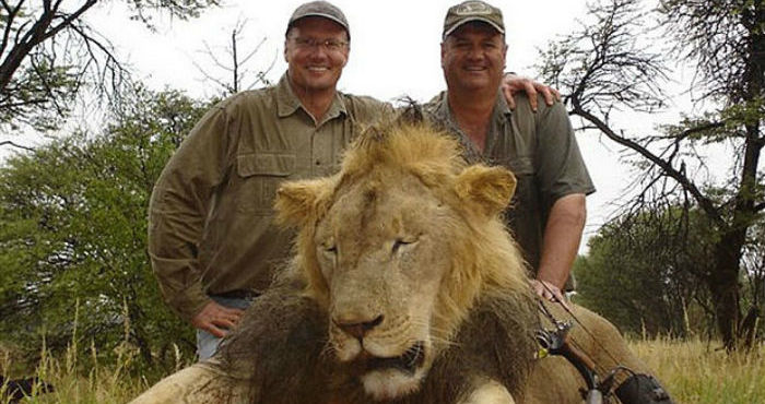 En la imagen, el dentista Walter James Palmer (i) y Theo Bronkhorst (d) después de cazar al león Cecil. Foto: Cortesía The Telegraph/Archivo