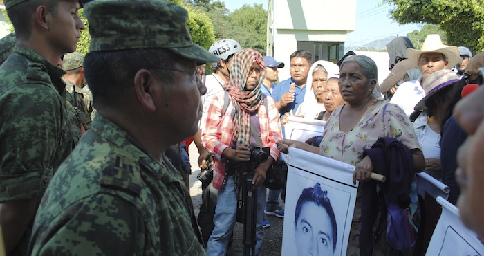 Mediante un comunicado de la Novena Región, la Sedena sostiene que la petición de los expertos “extranjeros” que investigan la desaparición de los 43 normalistas de Iguala, no es parte del acuerdo con el gobierno mexicano, afectaría los derechos de los soldados y se violaría el debido proceso. Foto: Cuartoscuro