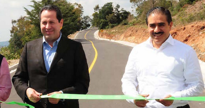 En conferencia de prensa, el Gobernador del Estado de México, Eruviel Ávila Villegas, anunció la renuncia del Secretario de Comunicaciones, Apolinar Mena. Foto: Especial