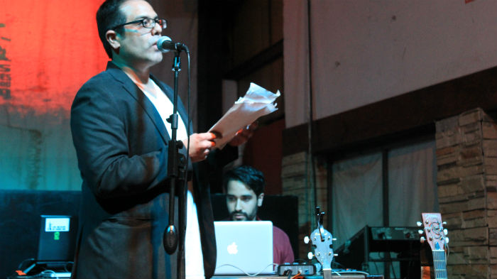 El periodista y escritor Fausto Poce presenta "Al amanecer" en el Foro Lucerna. Foto: Especial