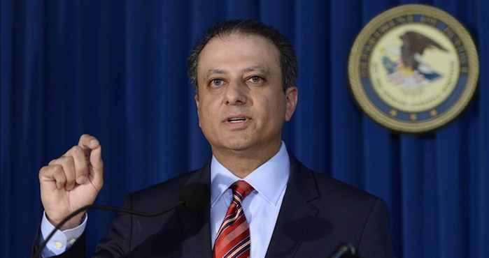 El fiscal del sur de Nueva York, Preet Bharara durante una rueda de prensa en Nueva York, Estados Unidos en la que anunció que General Motors (GM) pagará una multa de 900 millones de dólares a las autoridades federales de EU por un defecto del sistema de ignición que afecta a 2,6 millones de sus vehículos y que ha causado al menos 124 muertes. Foto: Efe