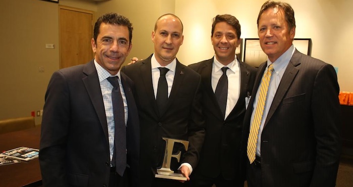 Alberto Torrado recibe premio a la excelencia Forbes 2015. Foto: Forbes.