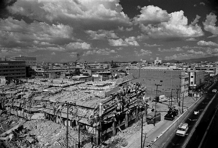 El terremoto destruyó una gran cantidad de talleres de la industria de la confección y el vestido ubicados en el centro de la Ciudad de México, causando la muerte de aquellos trabajadores, en su mayoría mujeres, que habían entrado a laborar a las 7:00 de la mañana. Foto: Pedro Valtierra, Cuartoscuro
