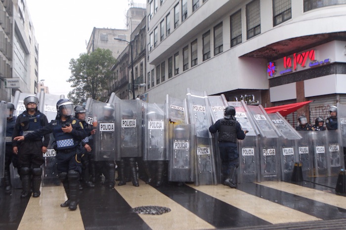 Cerca de las 17:00 horas, granaderos de la Secretaría de Seguridad Pública del Distrito Federal comenzaron a entrar al Zócalo capitalino. Foto: Francisco Cañedo, SinEmbargo