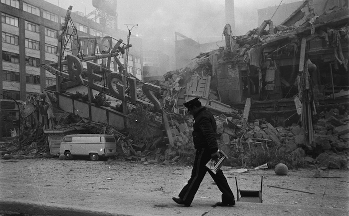 Edificio totalmente colapsado del hotel Regis en  la avenida Juárez, fue el más lujoso de su tipo en el país y favorito de las  grandes estrellas por su ubicación. Hoy en su lugar está la Plaza de la Solidaridad y un monumento en memoria de las víctimas. Foto: Pedro Valtierra, Cuartoscuro