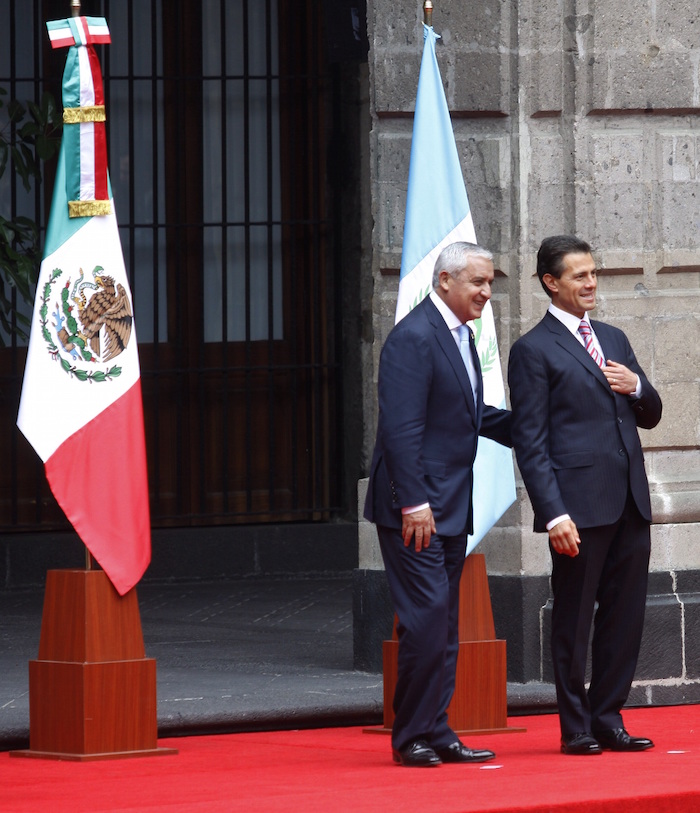Enrique Peña Nieto y Otto Pérez Molina en el patio central de Palacio Nacional. 13 de marzo de 2015. Foto: Cuartoscuro.