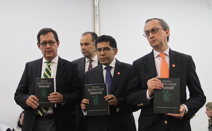 Representantes del gobierno federal también recibieron el informe de la comisión independiente. Foto: Luis Barrón, SinEmbargo