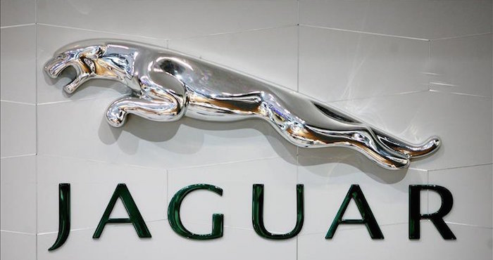 Dos menores de 5 años de edad escapan de jardín de niños para comprar un Jaguar. Foto: EFE