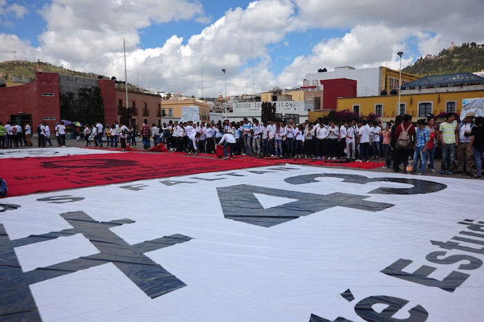Con pancartas y pintas, los estudiantes en Zacatecas recordaron a los normalistas de Ayotzinapa. Foto: Cuartoscuro