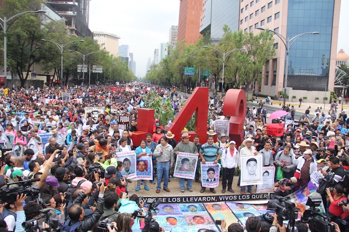 Los manifestantes se concentraron a la altura del Monumento a los 43. Foto: Luis Barrón, SinEmbargo