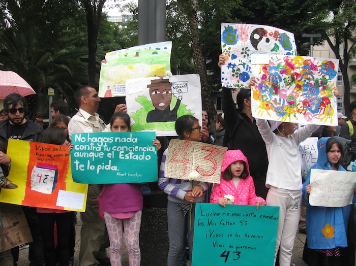 Los niños también acudieron a la marcha y exigieron justicia por los 43 normalistas. Foto: Xanath Lastiri