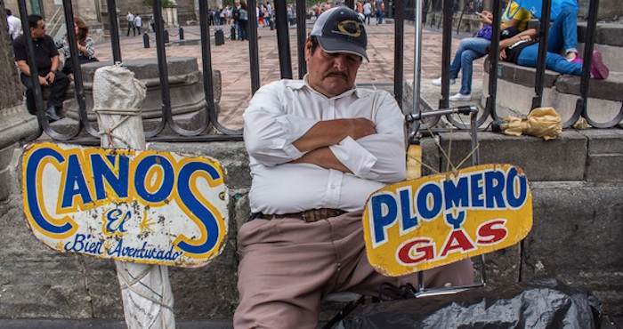 Un plomero afuera de la Catedral Metropolitana. Foto: Cuartoscuro.