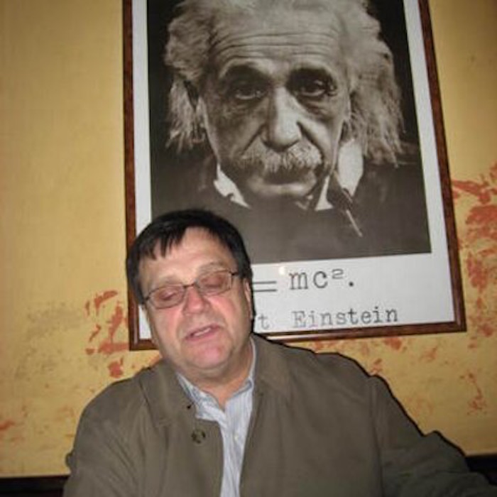 Daniel Cozak, de 66 años de edad, ex profesor de química es acusado de tener en su propiedad un laboratorio donde pretendía traficar con droga. Foto: Twitter vía @dcozak