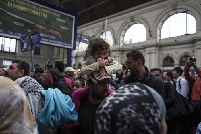 Miles de migrantes y de refugiados se han quedado atrapados esta semana en una estación de trenes de Budapest. Foto: Matthew Cassel, VICE Media